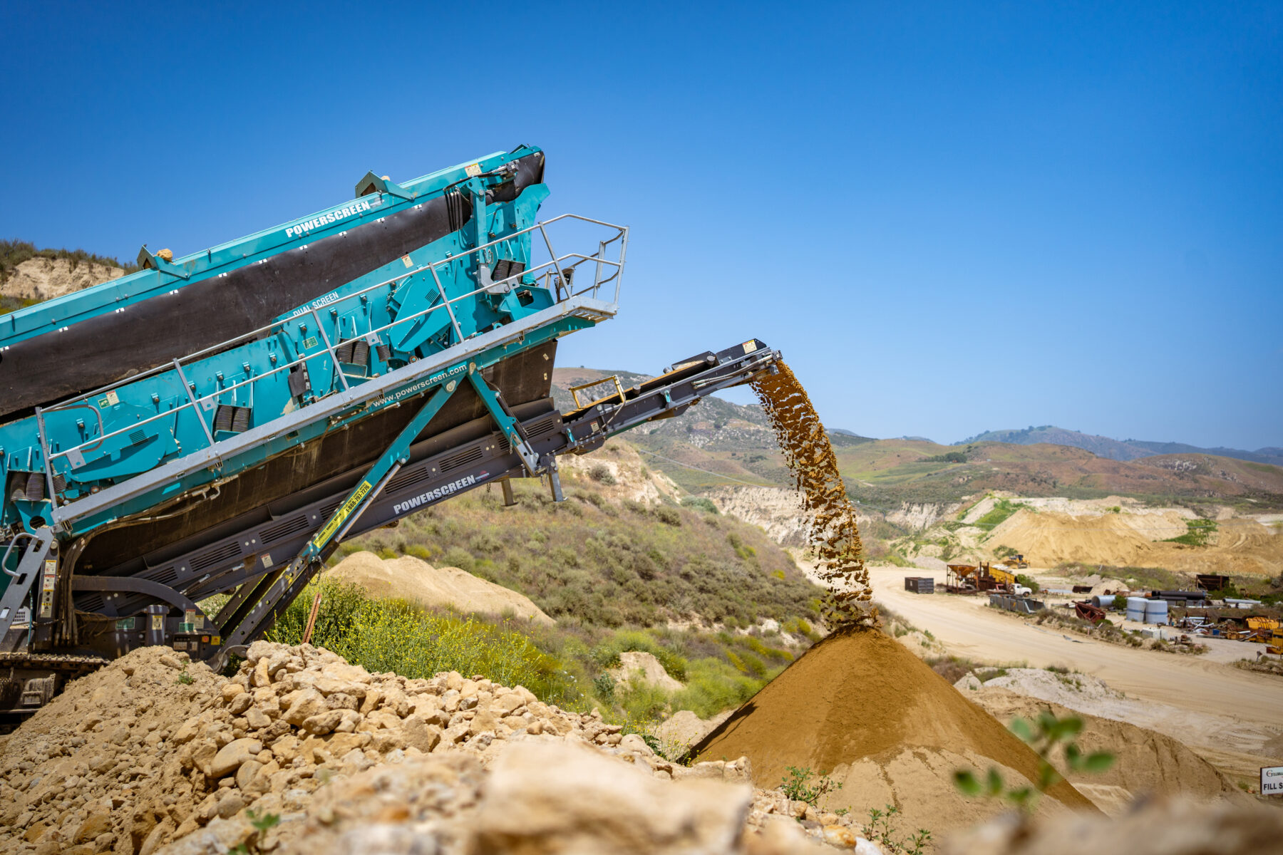 Powerscreen Chieftain 2200 Screening sand. 