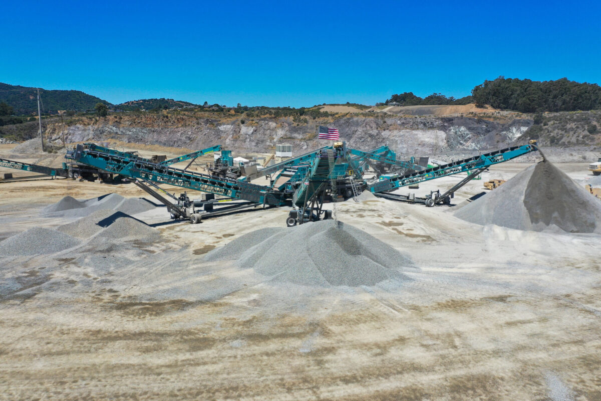 Powerscreen crushing and screening spread working in a quarry